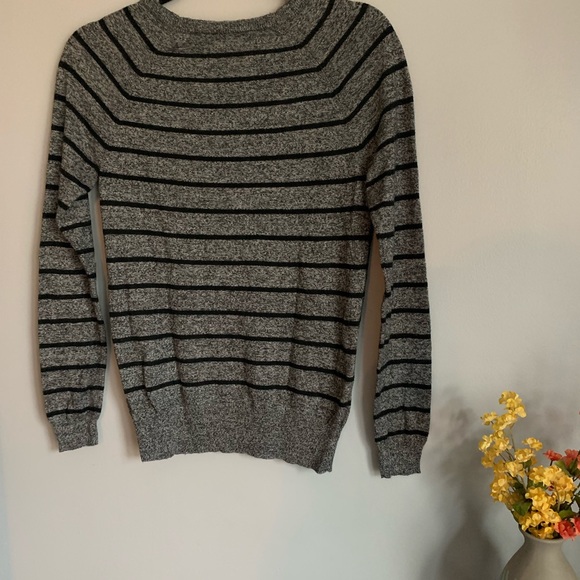 Women’s Mossimo sweater - Picture 2 of 7